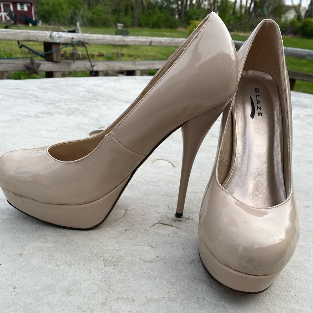 Tan glossy stilettos
